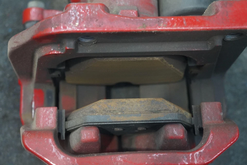 Pinza de freno y soporte conductor trasero izquierdo rojo 47823WAA04 Toyota Supra 2020-22 Foto 4 de 4