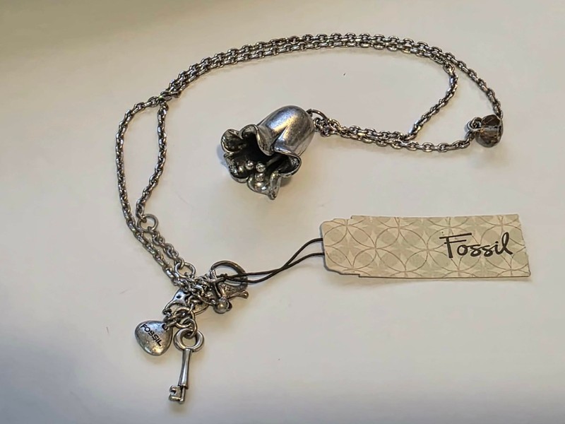 FOSSIL BRAND SILVER COLORED FLOWER PENDANT NECKLACE 17"