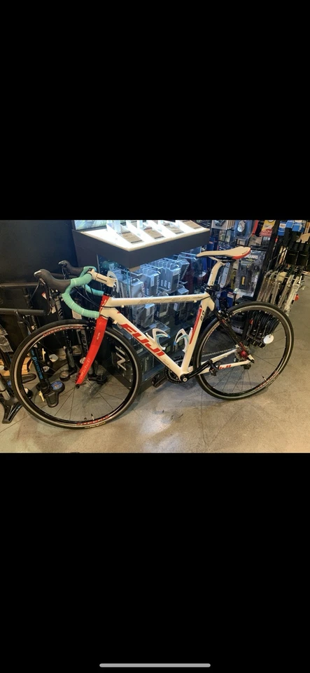 Fuji ACR 2.0 Roubaix - Image 2 of 3