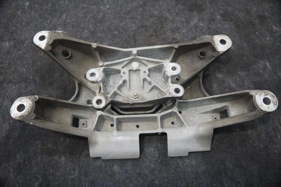 Soporte de montaje de travesaño de transmisión 8K0399263BF Audi RS5 2013-15 Foto 2 de 4