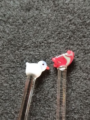 2 versch. Grogstäbchen aus Glas - Rührstab - Cocktailstab - Vogel + Fisch alt