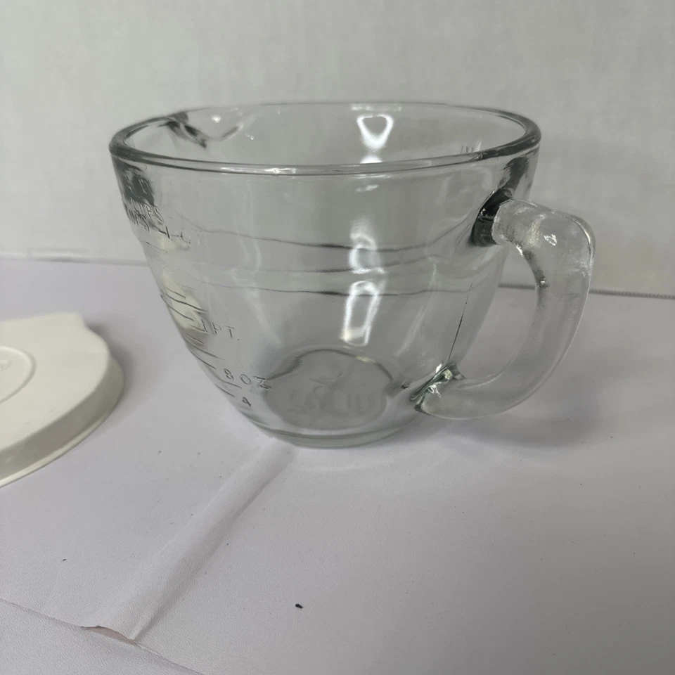 The Pampered Chef 1 Qt. Glass Measuring Cup Batter Bowl with Lid, Spout, Handle - Image 3 of 4