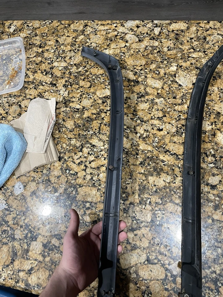 Ford Mustang 1983-1993 convertible moldura exterior (salió de un convertible 1983) Foto 3 de 4