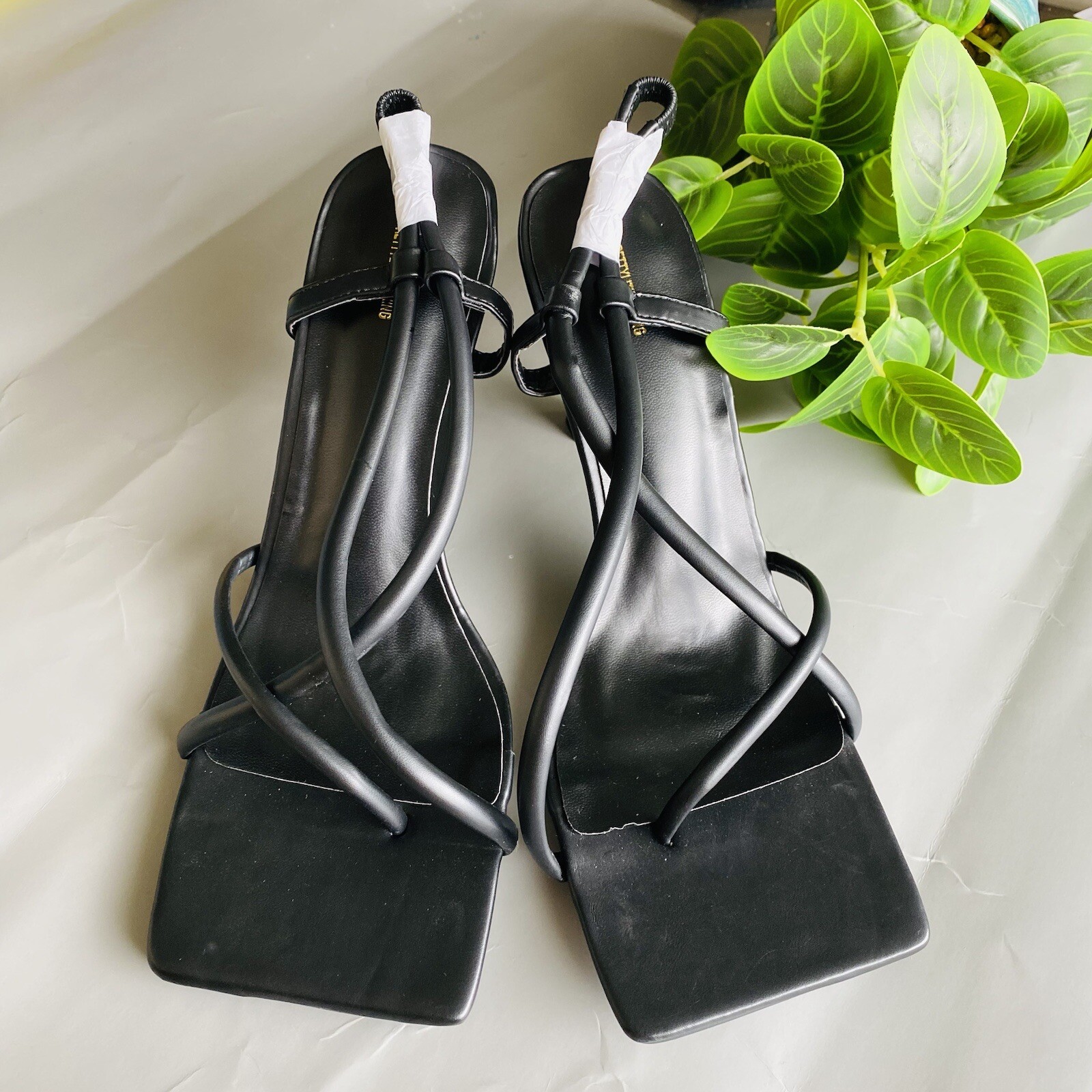 APL sandalo con cinturino prettylittlething