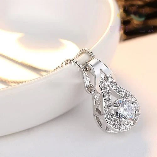 Collar de cristal nudo de amor enchapado en oro blanco de 18k hecho con elementos de Swarovski Foto 3 de 4