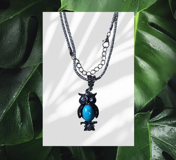 Colgante de búho estilo turquesa con cadena larga gruesa en tono plateado