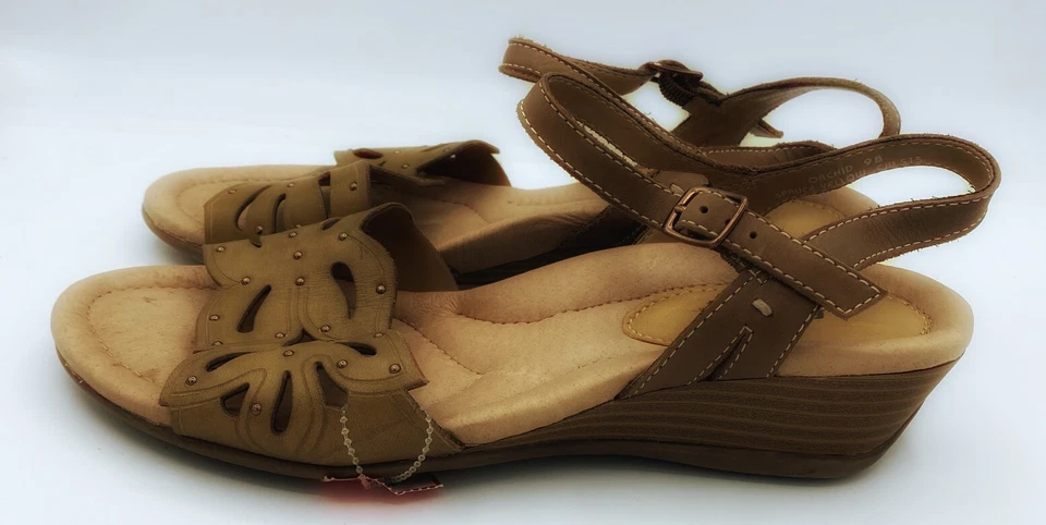 Sandalias Earth Orchid abeto de cuero amarillo con cuña con tachuelas para mujer talla 9B usadas en excelente estado Foto 2 de 4