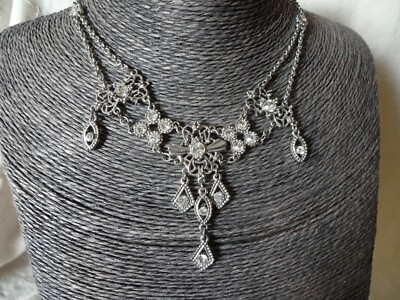 Collier Ras Du Cou Avec Plastron Filigrane Argenté Et Strass Blancs - 35cm + Rallonge