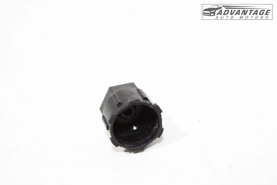 Chevrolet Camaro 2016-2024 2,0 L L4 aire acondicionado válvula de servicio tapa inferior OEM Foto 3 de 4