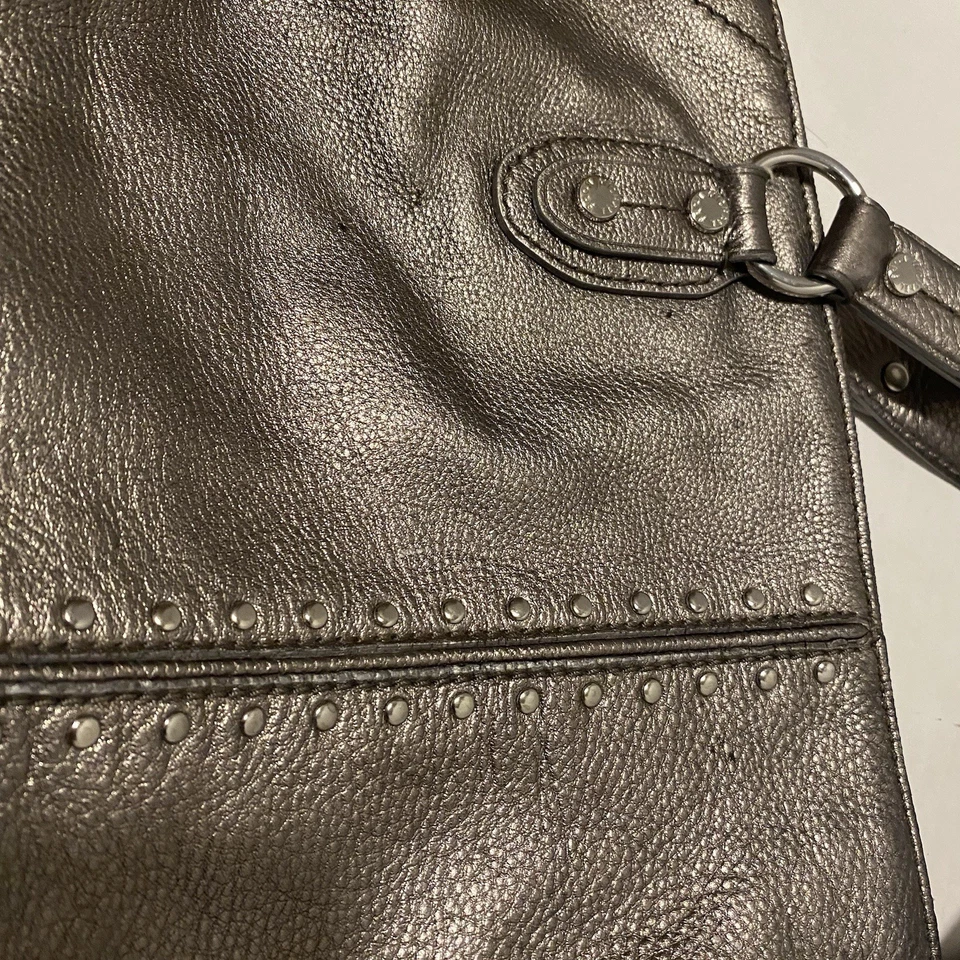 Bolso de hombro Michael Kors Astor de cuero plateado con tachuelas Foto 3 de 4