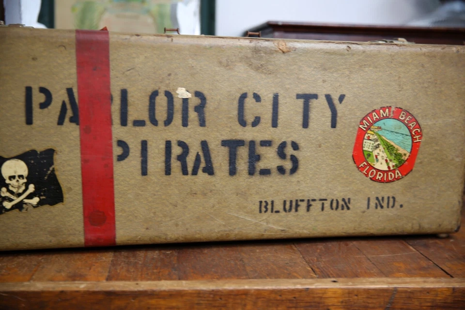 Vintage Getzen Pirates Skull trumpet Bugle Antique Instrument wood Case ONLY - Image 4 of 4