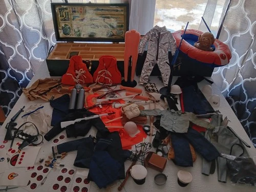 VINTAGE GI JOE 1964 (2) FOOTLOCKER & ACCESSORIES LOT-ACTION NURSE BAG HAS DAMAGE