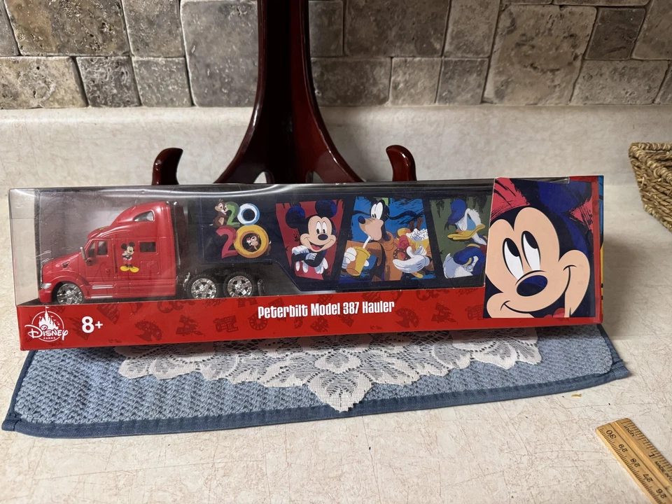 Camión de transporte Peterbilt modelo 387 2020 parques Disney Mickey Goofy Donald Pluto nuevo Foto 3 de 4