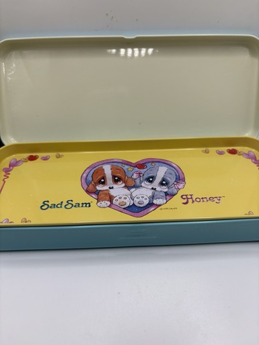Estuche de lápices de hojalata vintage Flomo años 80 Sad Sam & Honey Blue NUEVO DE STOCK NUEVO - Imagen 4 de 6