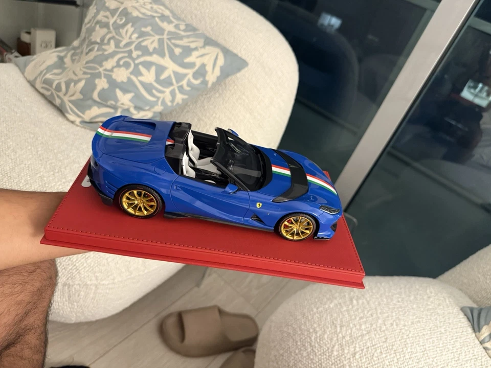 BBR Deluxe 1:18 Ferrari 812 Competizione Aperta en Azzurro Dino 5/8 Foto 3 de 4