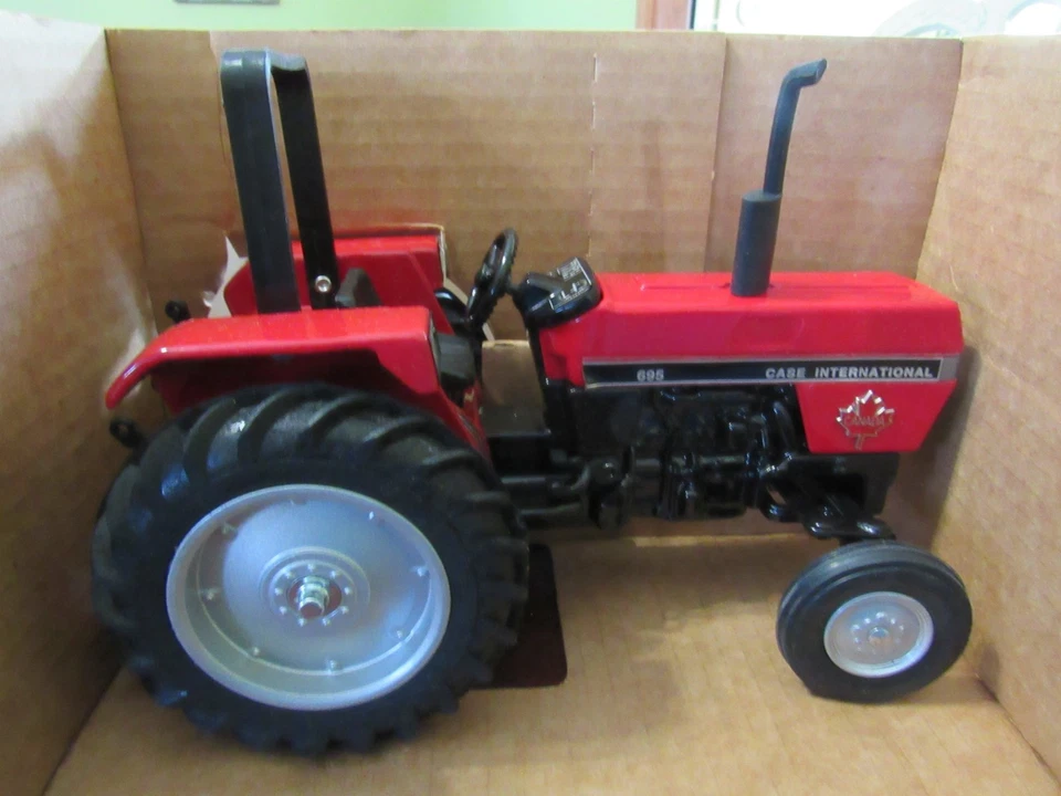 SCALE MODELS 1/16 SCALE 1995 ONTARIO SHOW CASEIH 695 UTILITY TRACTOR - NIB - Image 2 of 4