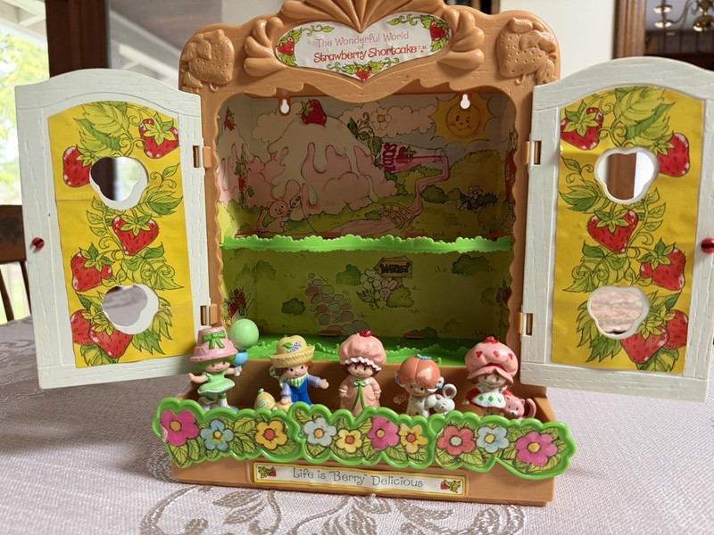 Vtg Strawberry Shortcake Figurines Display Cabinet and Misc Lot!