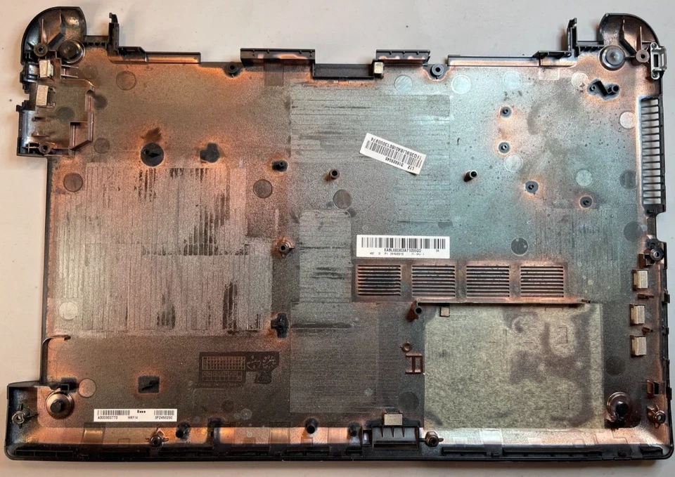 Carcasa base inferior para portátil TOSHIBA Satellite L55-B5133, L55-B5294 Foto 2 de 4