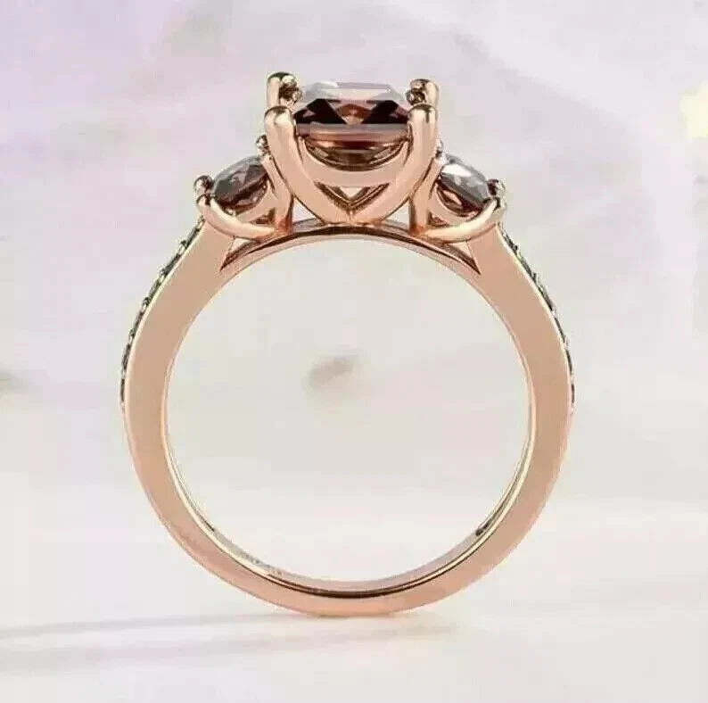 Anillo de tres piedras de diamantes marrones creado en laboratorio por princesa de 3 quilates enchapado en oro rosa de 14 quilates Foto 3 de 4