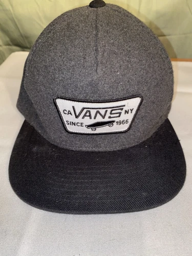 Cappello berretto Vans Snap Back Flat Bill grigio e nero con toppa punto intero.