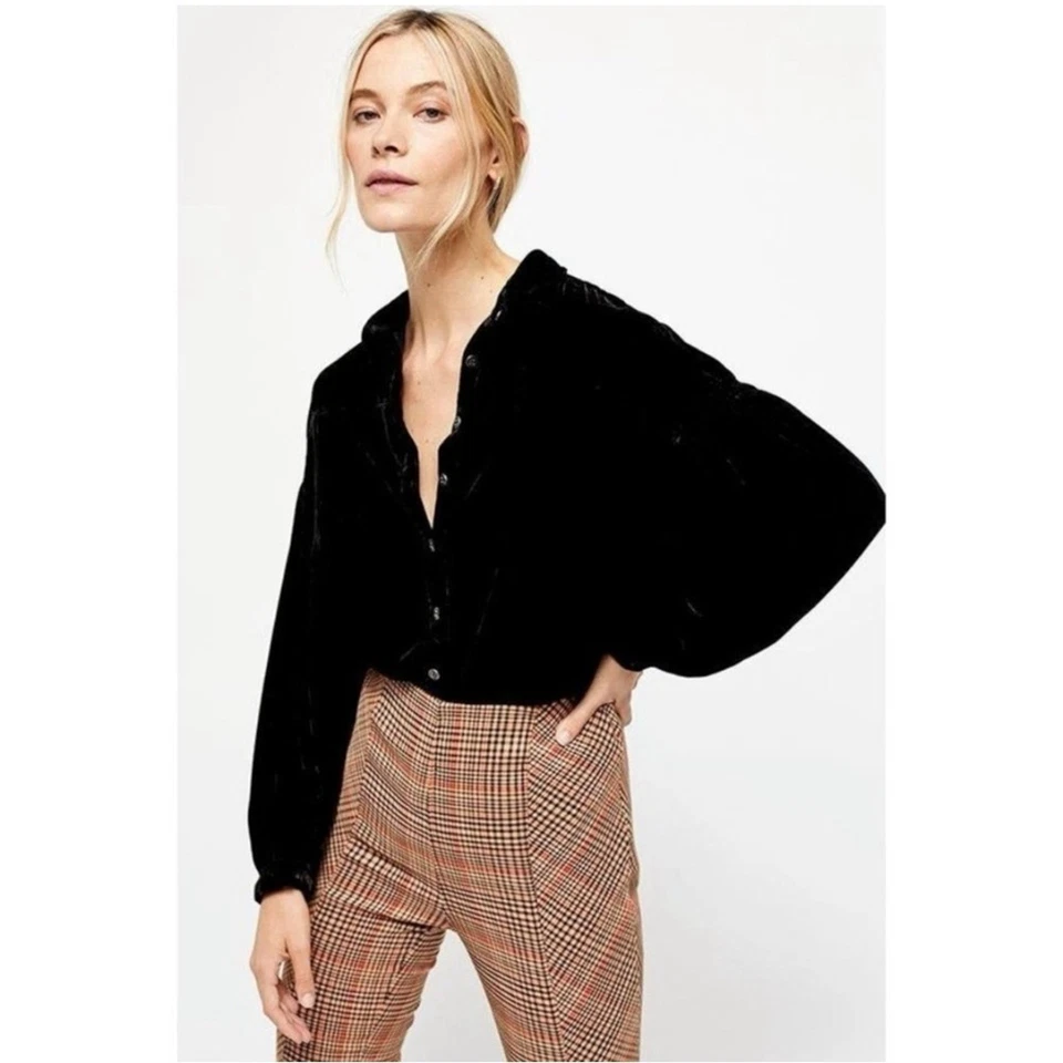 Camisa Free People Witchy WhimsiGoth de gran tamaño de terciopelo con botones en negro mediano Foto 2 de 4
