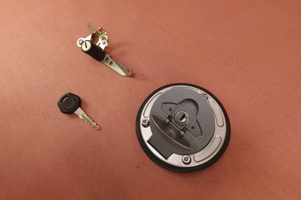 Yamaha R3 YZFR3 2018-2023 tapa de gasolina y bloqueo de asiento Foto 2 de 4