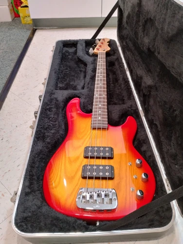 G & L L-2000 American Bass great condition, hardcase - COA signed by Mrs.Fender. - product listing photo