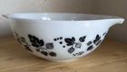 Vintage Pyrex Black & White Gooseberry #443 Cinderella Mixing Bowl 2 1/2 Quart