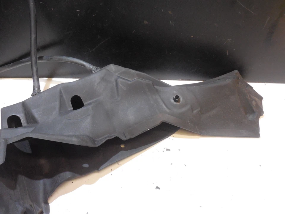 Caja de drenaje ventana trasera izquierda A 2306300367 03-06 Mercedes Benz R230 SL600 SL500 Foto 2 de 4