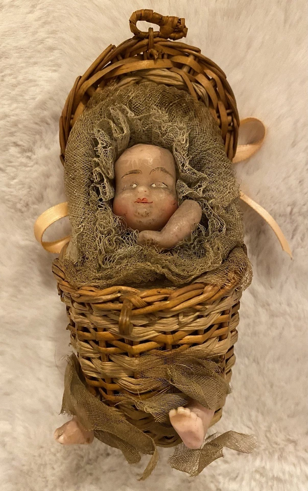 Antiguo muñeco bebé victoriano inglés de cera vertida en cesta lindo juguete/premio de novedad Foto 2 de 4