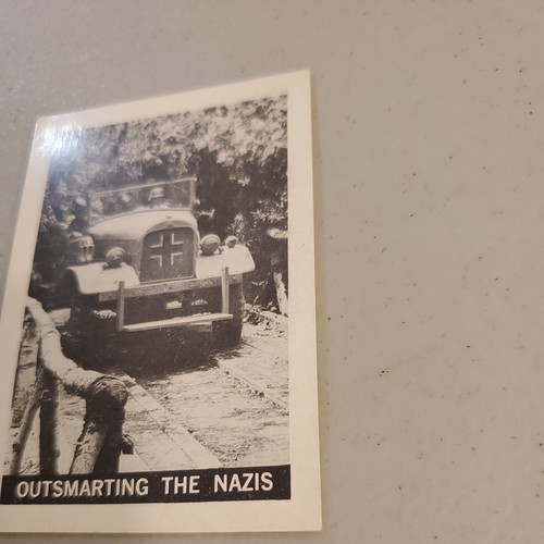 Tarjeta coleccionable Leaf Garrison's Gorilas 1967 - Outmarting the Nazis #28 en muy buena condición - Imagen 5 de 12
