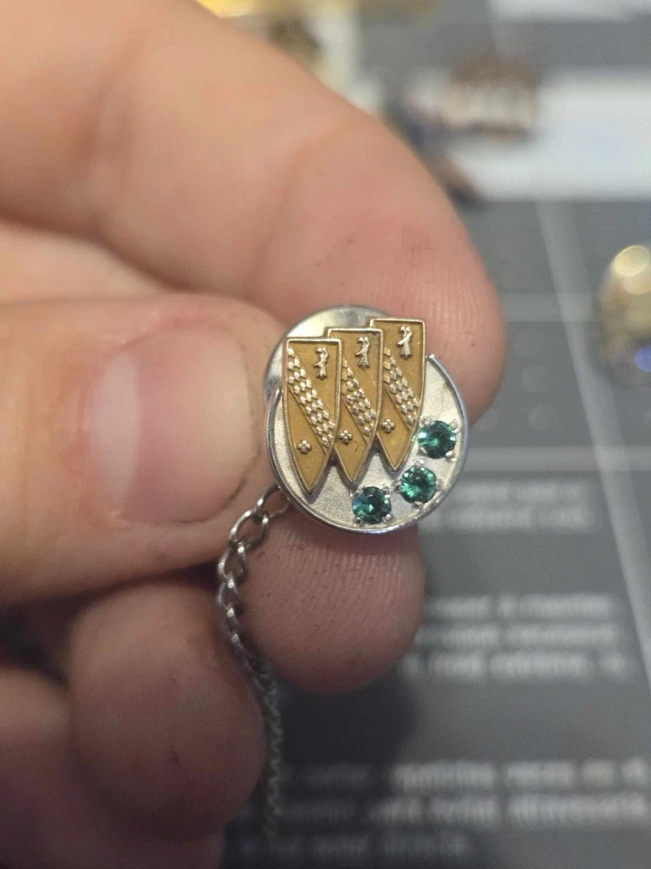 Pin de solapa o corbata Buick, tres esmeraldas de oro de 10 k Foto 3 de 4