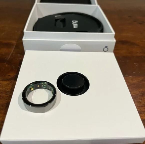 New In Box Oura Ring Gen 3 Heritage Color Black/Silver