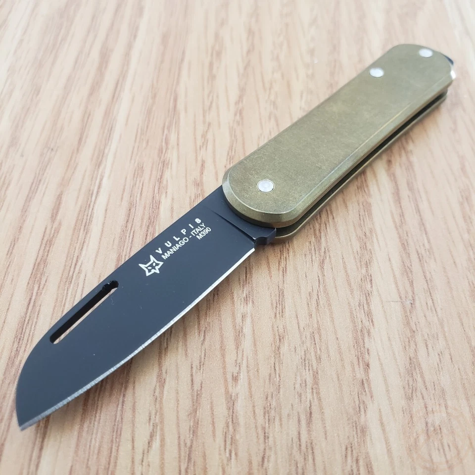 Cuchillo Plegable Fox Vulpis 1.75" Recubierto Negro Bohler M390 Hoja de Acero Mango de Latón Foto 2 de 4