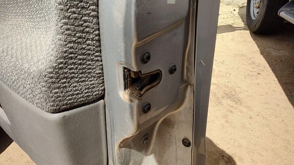 00-03 Pestillo de puerta delantera derecha pasajero Saturn L100 con varillas/cables OEM 22691299 Foto 2 de 4