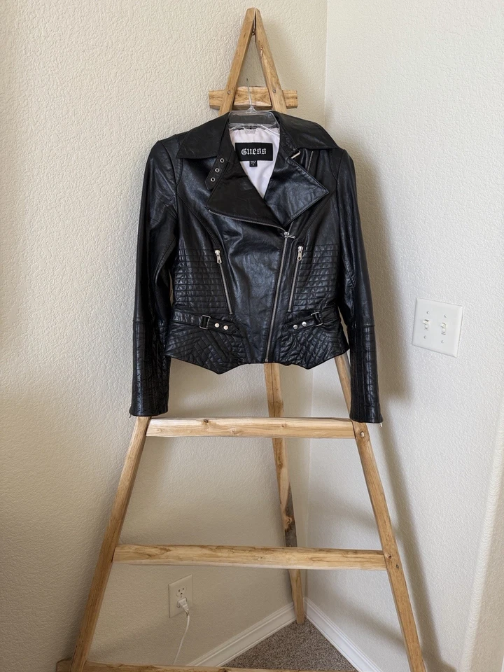 Chaqueta acolchada de cuero negra Guess para mujer talla pequeña Foto 3 de 4