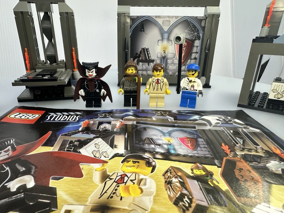 Lego Horror Studios #1381 “Vampire’s Crypt” (2002), Usado, Muito Bom, Completo - Imagem 2 de 4