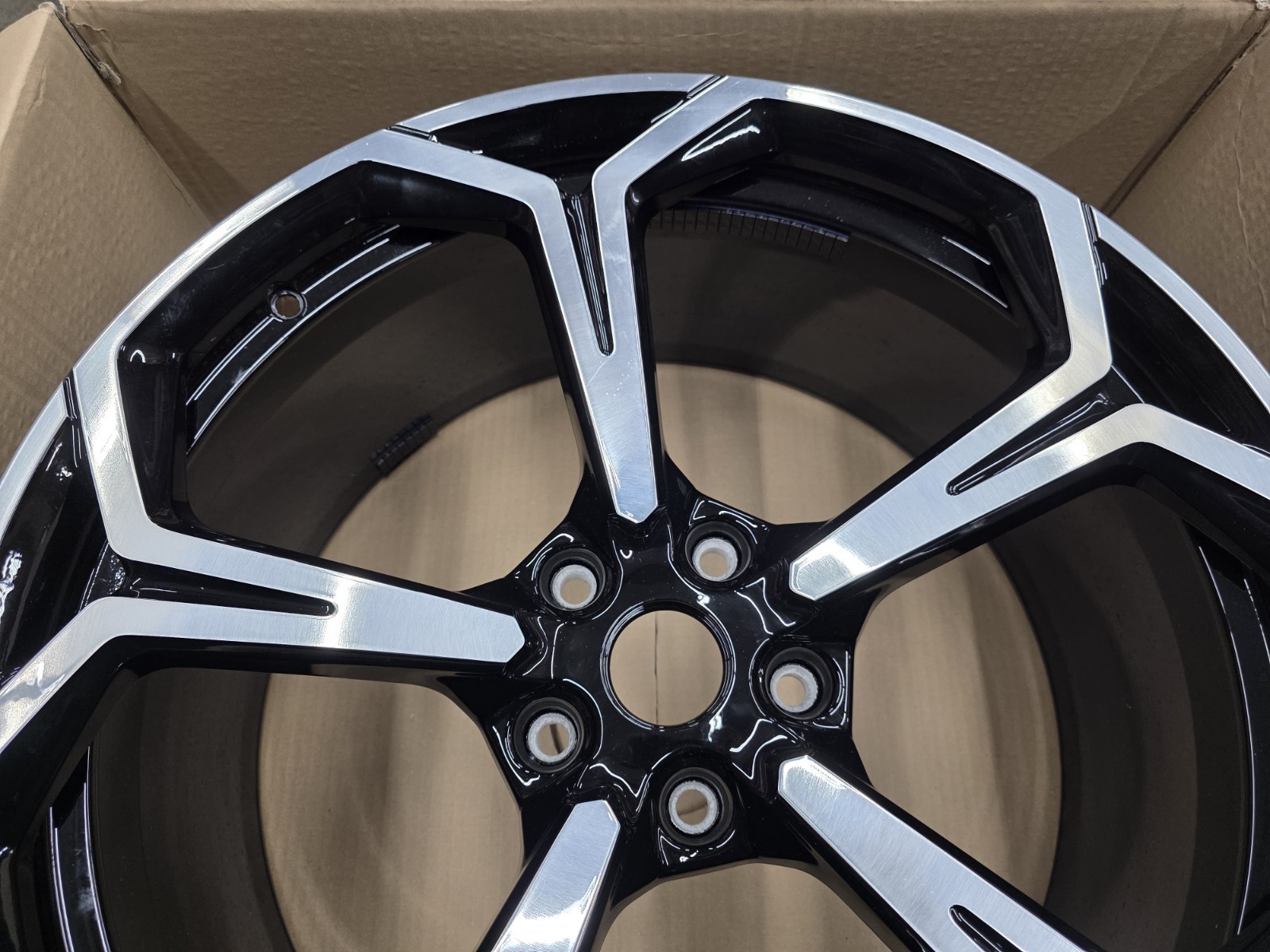 LAMBORGHINI URUS 22" FRONT RIM WHEEL OEM 4ML601025P 10x22