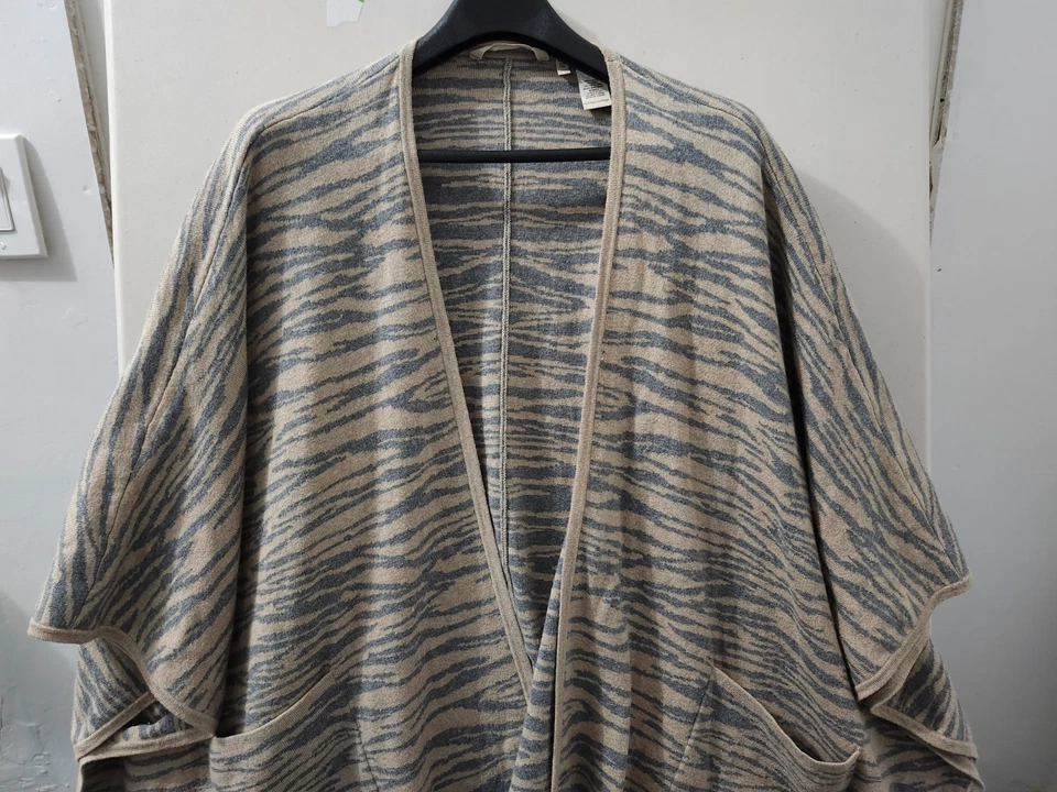 柔软环绕毛衣女式 OS Go Lively 斑马旅行斗篷包裹式条纹 Pkt — 第 3/4 张图片