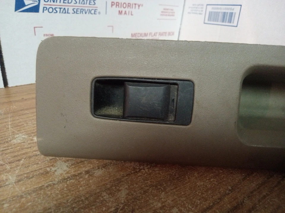 Jeep Liberty 2004 interruptor de ventana eléctrica del lado del conductor trasero izquierdo usado OEM Foto 2 de 4