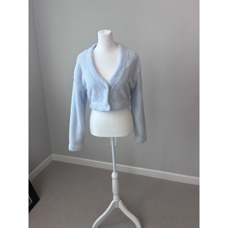 Suéter Cárdigan ROSA Victoria's Secret Sherpa Difuso Botón Frontal Corto Foto 3 de 4