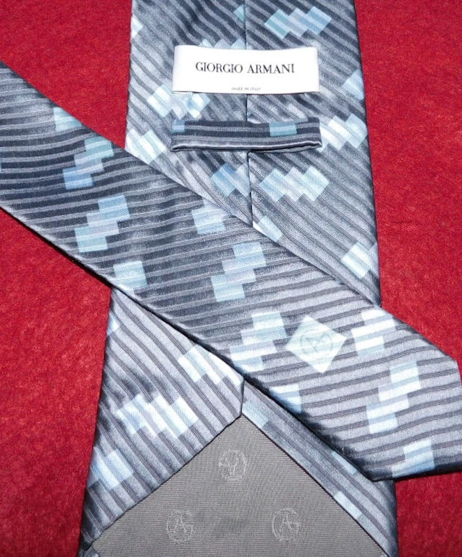 CORBATA CON MOTIVO CUADRADOS GRIS/AZUL CLARO GIORGIO ARMANI - CORBATAS - CORBATAS DE DISEÑADOR. Foto 3 de 3