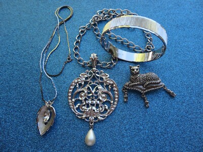 LOT OF 4 VTG CROWN TRIFARI AVON SARAH COV SILVERTONE NECKLACES BROOCH BANGLE