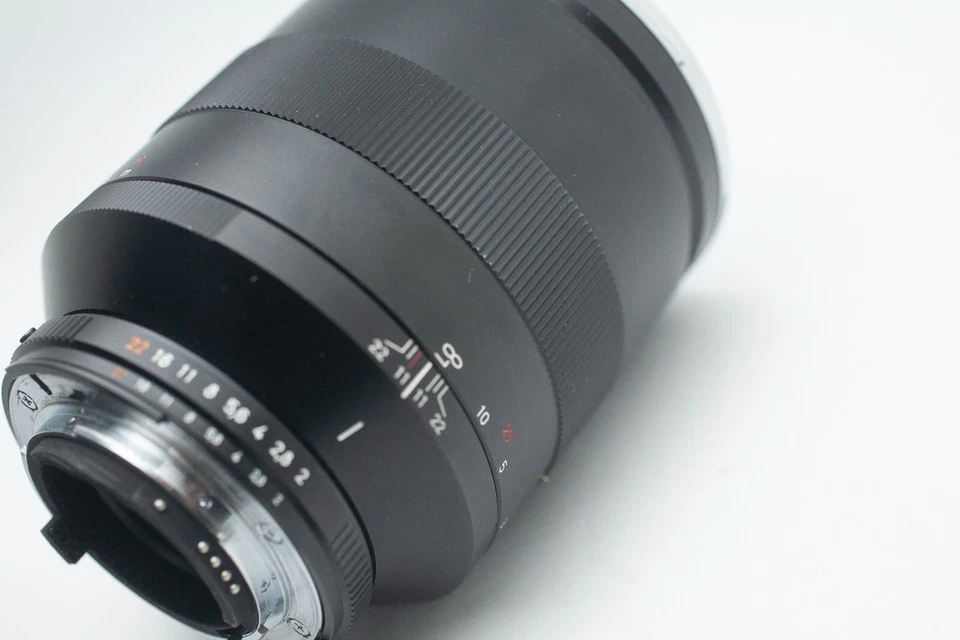 Objetivo Carl Zeiss APO Sonnar T*2/135 mm ZF.2 para montura Nikon F en caja original Foto 4 de 4