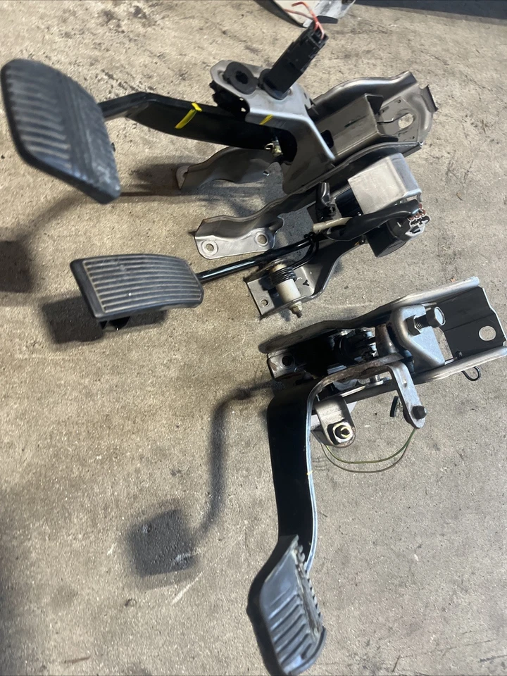 03-08 Nissan G35 350Z Manual Trans 6-Speed MT Brake And Clutch Pedal - Image 3 of 4