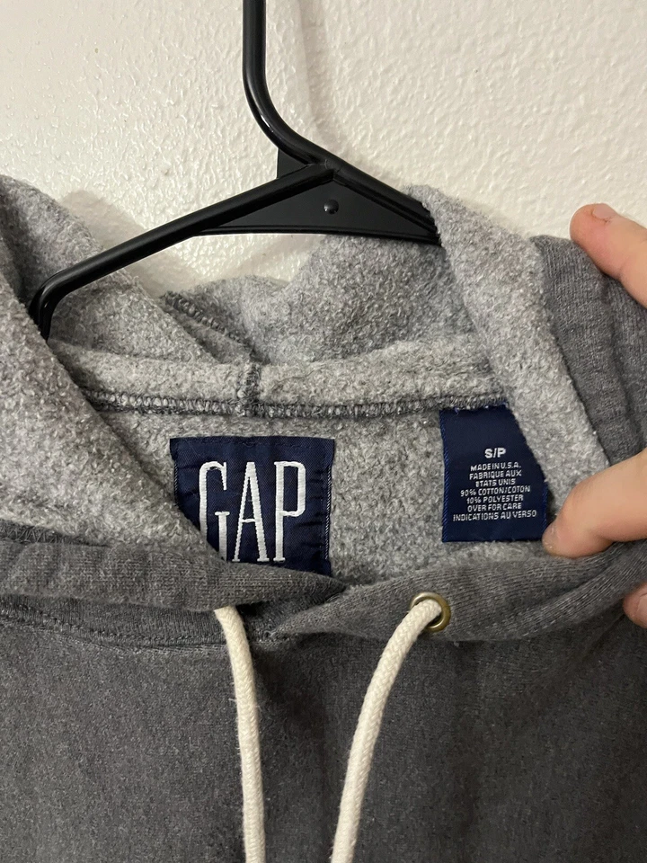 Pulôver com capuz vintage anos 90 GAP básico essencial em branco cinza feito nos EUA masculino tamanho P - Imagem 3 de 4