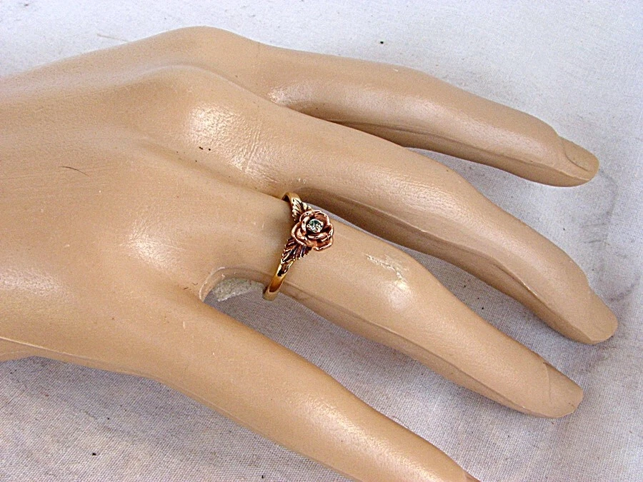 JUEGO DE ANILLOS Y PENDIENTES DE ORO Y DIAMANTES DE 10KT *ORO ROSA Y ROSA c.1970's Foto 2 de 4