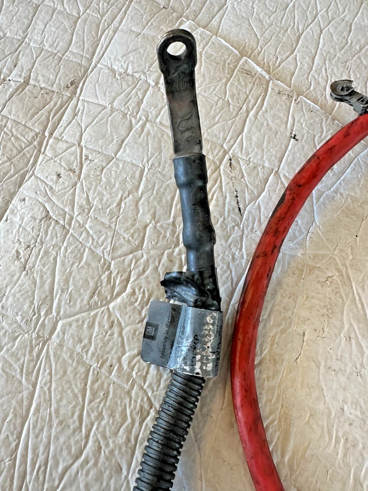 Cable positivo batería auxiliar SIERRA 2500HD CHEVY SILVERADO 2500HD 3500 6,6 L Foto 3 de 4