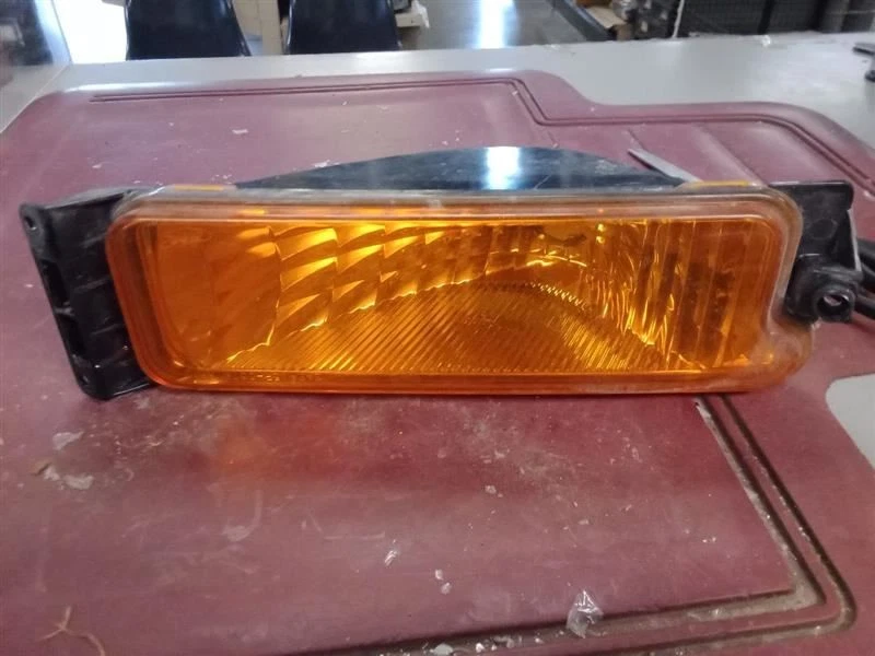 Luz de estacionamiento/esquina de pasajero debajo de los faros para camioneta Ford F250SD 05 39078 Foto 3 de 3