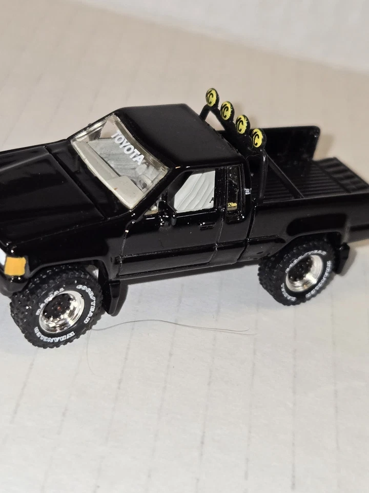 Camioneta pickup Toyota SR5 1985 Johnny Lightning Mystery Matinee 1/64 negra JLSP374 Foto 2 de 4